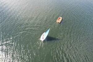 hoog hoek beeldmateriaal van mensen zijn varen Bij caldecotte meer gelegen Bij milton keynes stad van Engeland Super goed Brittannië uk. de antenne landschap was gevangen genomen Aan augustus 21e, 2023 met drone's camera foto