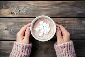 vrouw handen Holding een kop van heet cacao met marshmallows Aan houten achtergrond. top visie met kopiëren ruimte. generatief ai foto