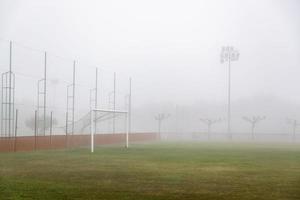 voetbalveld in de mist foto