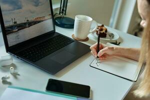 vrouw werken Bij huis kantoor, gebruik laptop foto