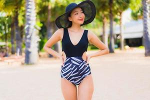 portret mooie jonge aziatische vrouwen ontspannen glimlach gelukkig rond zee strand oceaan foto