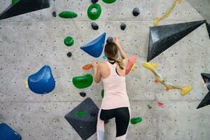 vrouw opleiding Bij boulderen Sportschool. actief recreatie, sport- opdrachten foto