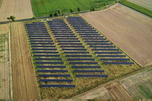 zonne- energie productie gebruik makend van zonne- panelen in veld, visie van bovenstaand foto