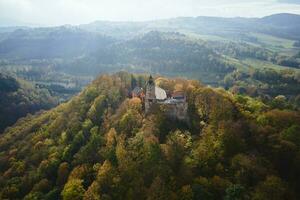 antenne visie van Grodno kasteel in zagorze, Polen Bij herfst seizoen foto
