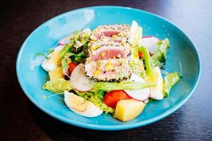 rauw en vers tonijnvlees met sesam en salade