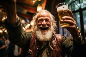 proost en kameraadschap vullen de lucht net zo feestvierders verhogen hun steins belichamen de levendig geest van Oktoberfest foto