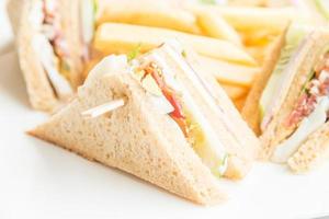 clubsandwiches in witte plaat foto