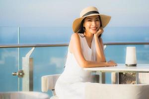 portret mooie jonge aziatische vrouw glimlach gelukkig in de luchtbar en restaurant foto