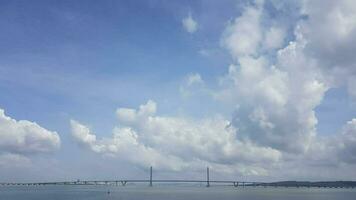 panoramisch visie van de suramadu brug over- de zee met wolken. foto
