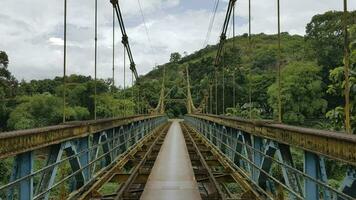 oud ijzer brug over- de rivier- in de platteland van lombok. foto