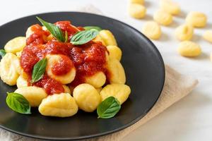 gnocchi in tomatensaus met kaas - italiaans eten foto