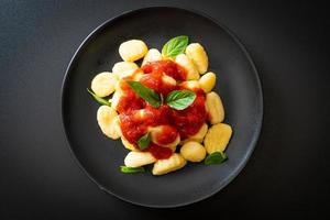 gnocchi in tomatensaus met kaas - italiaans eten foto