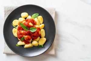 gnocchi in tomatensaus met kaas - italiaans eten foto