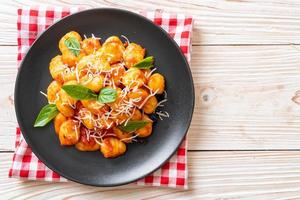 gnocchi in tomatensaus met kaas - italiaans eten foto