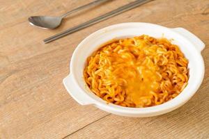 pittige instant noodle bowl met mozzarella kaas foto