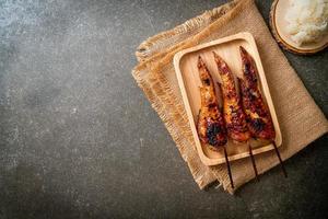 gegrilde of barbecue kippenvleugels spies met kleefrijst foto