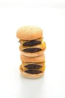 Hamburger of rundvleesburgers met kaas die op witte achtergrond wordt geïsoleerd foto