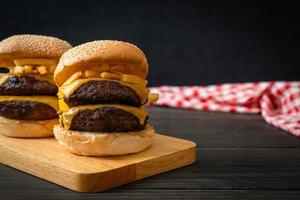 hamburger of rundvleesburgers met kaas en frietjes - ongezonde voedingsstijl foto