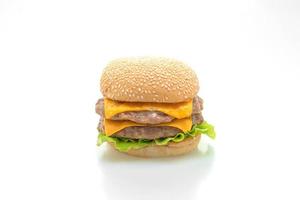Varkenshamburger of varkensvleeshamburger met kaas die op witte achtergrond wordt geïsoleerd foto
