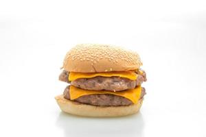 Varkenshamburger of varkensvleeshamburger met kaas die op witte achtergrond wordt geïsoleerd foto