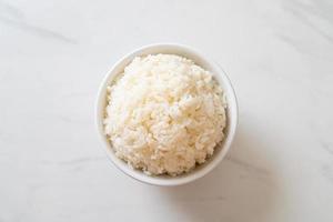 gekookte Thaise jasmijn witte rijstkom