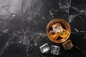 whisky met ijs kubussen Aan zwart marmeren achtergrond, top visie. generatief ai foto