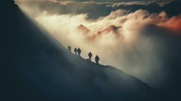 mensen Aan top van een berg naar ski naar beneden foto