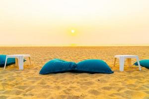 strand zitzakken met oceaan zee achtergrond foto