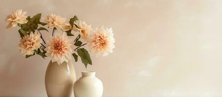 elegant beige vaas met modern droog bloemen minimaal bloemen arrangement in een elegant huis foto