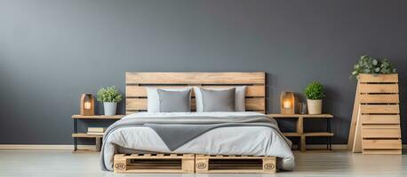slaapkamer met eigengemaakt houten bed en rustiek krat kant tafel foto