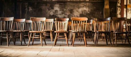 gangpaden gevulde met antiek houten stoelen foto