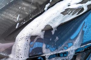 close-up grijze auto met wasschuim foto