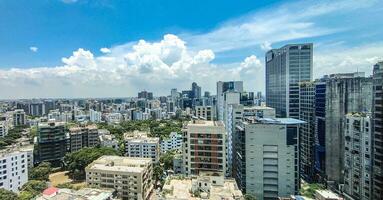 een visie van de stad horizon van een hoog stijgen gebouw in Dhaka Bangladesh foto