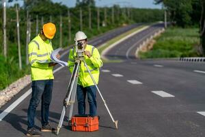 Aziatisch enquête ingenieurs Aan weg bouw plaats gebruik theodoliet Mark een snelweg Bij snelweg foto
