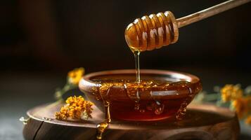 honing druipend van honing beer in houten schaal. detailopname. gezond biologisch dik honing dompelen van de houten honing lepel, detailopname. bloemen en pot Aan de tafel, generatief ai foto