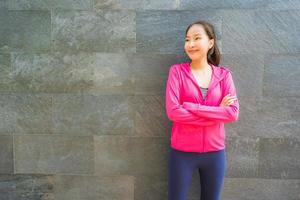 portret Aziatische vrouw in sportkleding met glimlach en klaar voor training foto