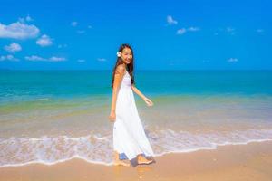 portret mooie jonge aziatische vrouw gelukkige glimlach vrije tijd op het strand zee en oceaan foto
