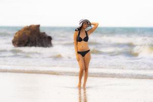 portret mooie jonge aziatische vrouw draagt bikini op het strand zee oceaan foto