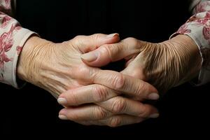 wandelaar omklemd hand- van senior vrouw vangt sterkte temidden van veroudering uitdagingen ai gegenereerd foto