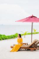 portret mooie aziatische vrouw draagt hoed met glimlach gelukkige vrije tijd op het strand zee oceaan in vakantie vakantie foto