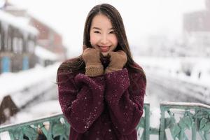 mooie jonge aziatische vrouw glimlach en blij met reisreis in otaru canal hokkaido japan foto