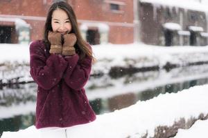 mooie jonge aziatische vrouw glimlach en blij met reisreis in otaru canal hokkaido japan foto