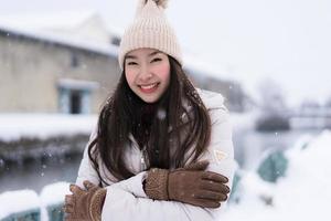 mooie jonge aziatische vrouw glimlach en blij met reisreis in otaru canal hokkaido japan foto