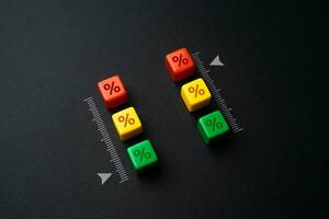 vergelijking van twee interesseren tarieven. leningen en hypotheken. laag en hoog schuld ladingen. belastingen. indicatoren van groot en klein percentage. economisch klimaat. foto