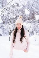 portret jonge mooie aziatische vrouw glimlach gelukkig reizen en genieten met sneeuw winterseizoen foto