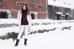 mooie jonge aziatische vrouw glimlach en blij met reisreis in otaru canal hokkaido japan foto