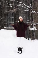 mooie jonge aziatische vrouw die lacht gelukkig voor reizen in sneeuw winterseizoen foto