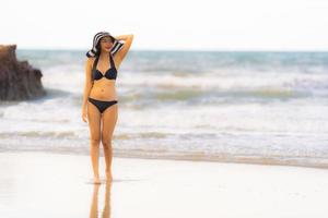 portret mooie jonge aziatische vrouw draagt bikini op het strand zee oceaan foto