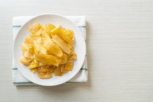 bananenchips gebakken of gebakken gesneden banaan foto