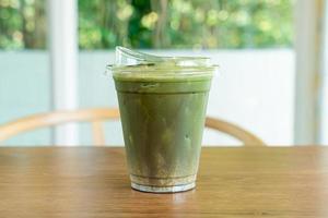 matcha groene thee in een meeneembeker foto